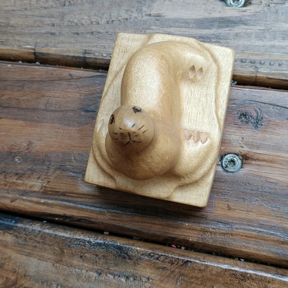 Myrtlewood seal figurine - Picture 4 of 11